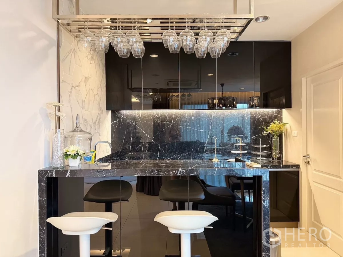 Detached House for rent or sale in Prawet, Bangkok - Stylish black marble bar with hanging glass rack and backlit cabinets.