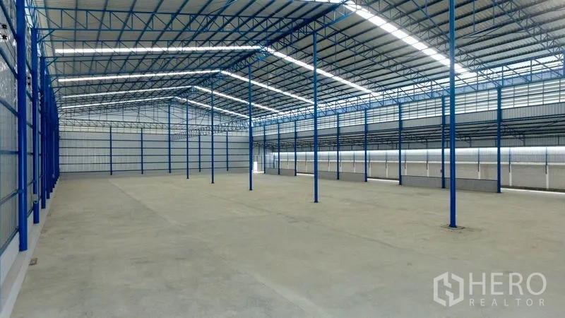 โรงงาน ให้เช่าในMueang Samut Sakhon, Samut Sakhon - พื้นที่ผลิตแบบไร้คาน รับแสงจากสกายไลต์และช่องระบายอากาศ