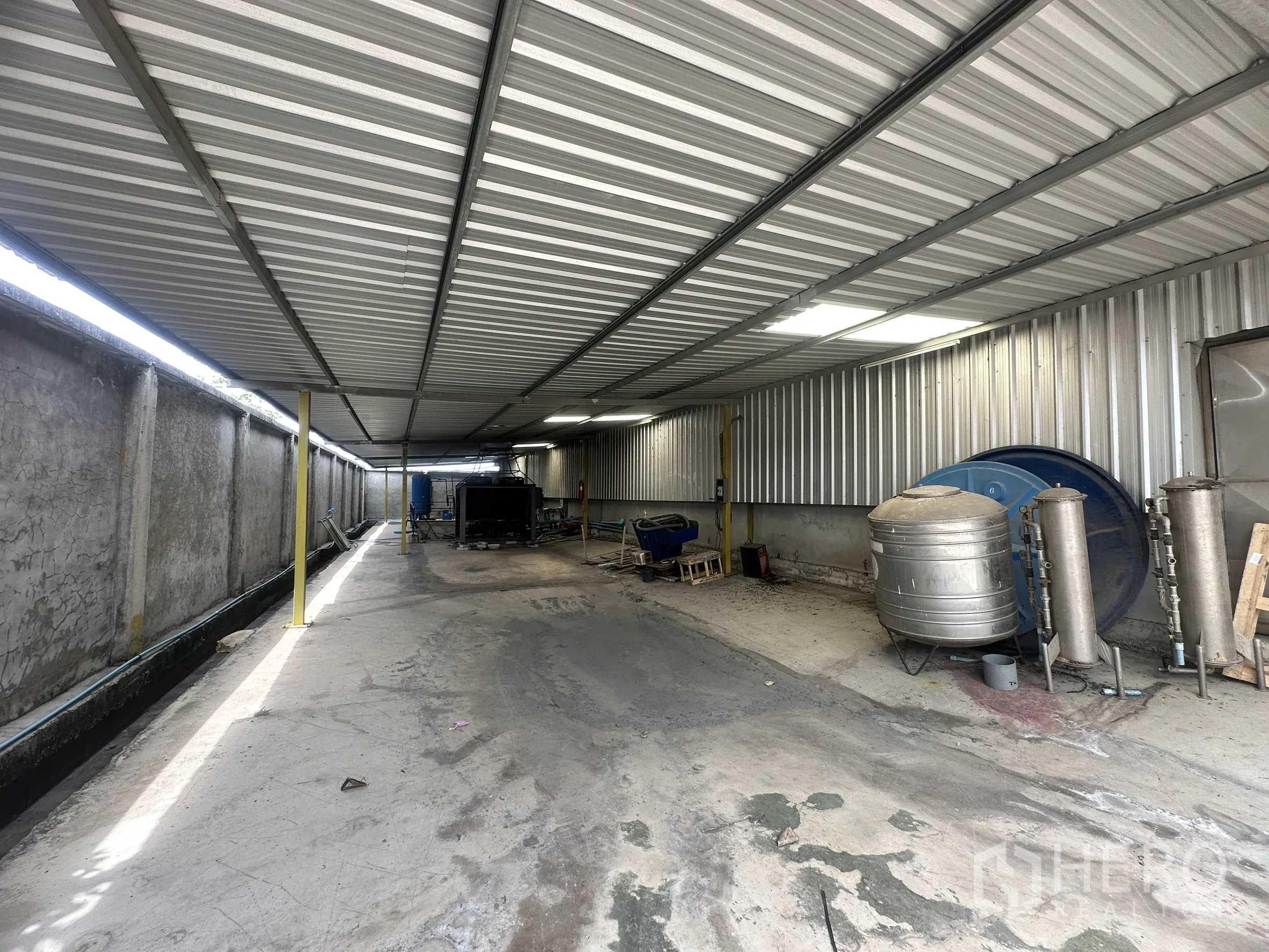 Warehouse for rent in Mueang Samut Prakan, Samut Prakan - Covered side bay along the building used for utilities and storage.