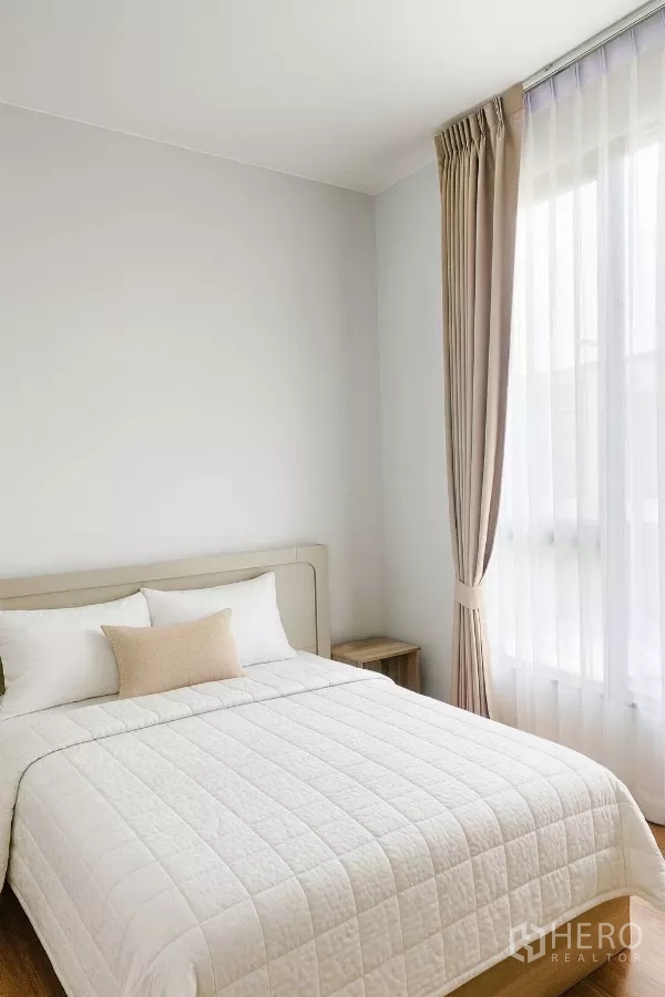 ทาวน์เฮาส์ ให้เช่าในBang Phli, Samut Prakan - ห้องนอนหลักสว่าง เตียงควีน ผ้าปูโทนอบอุ่น และผ้าม่านโปร่ง.