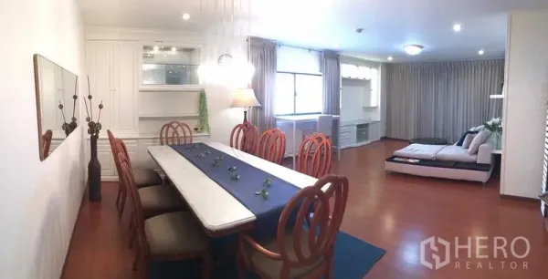 คอนโด ให้เช่าหรือขายในDin Daeng, Bangkok - พื้นที่รับประทานอาหารและนั่งเล่นแบบโอเพนแปลน โต๊ะหน้าโต๊ะหินอ่อนยาว เก้าอี้ไม้ ตู้บิวท์อิน และหน้าต่างพร้อมผ้าม่าน.