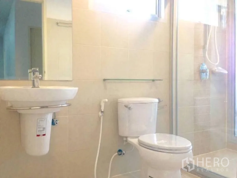 คอนโด ให้เช่าหรือขายในHuai Khwang, Bangkok - ห้องน้ำสะอาด มีฉากกั้นอาบน้ำกระจก อ่างล้างหน้า และโถสุขภัณฑ์