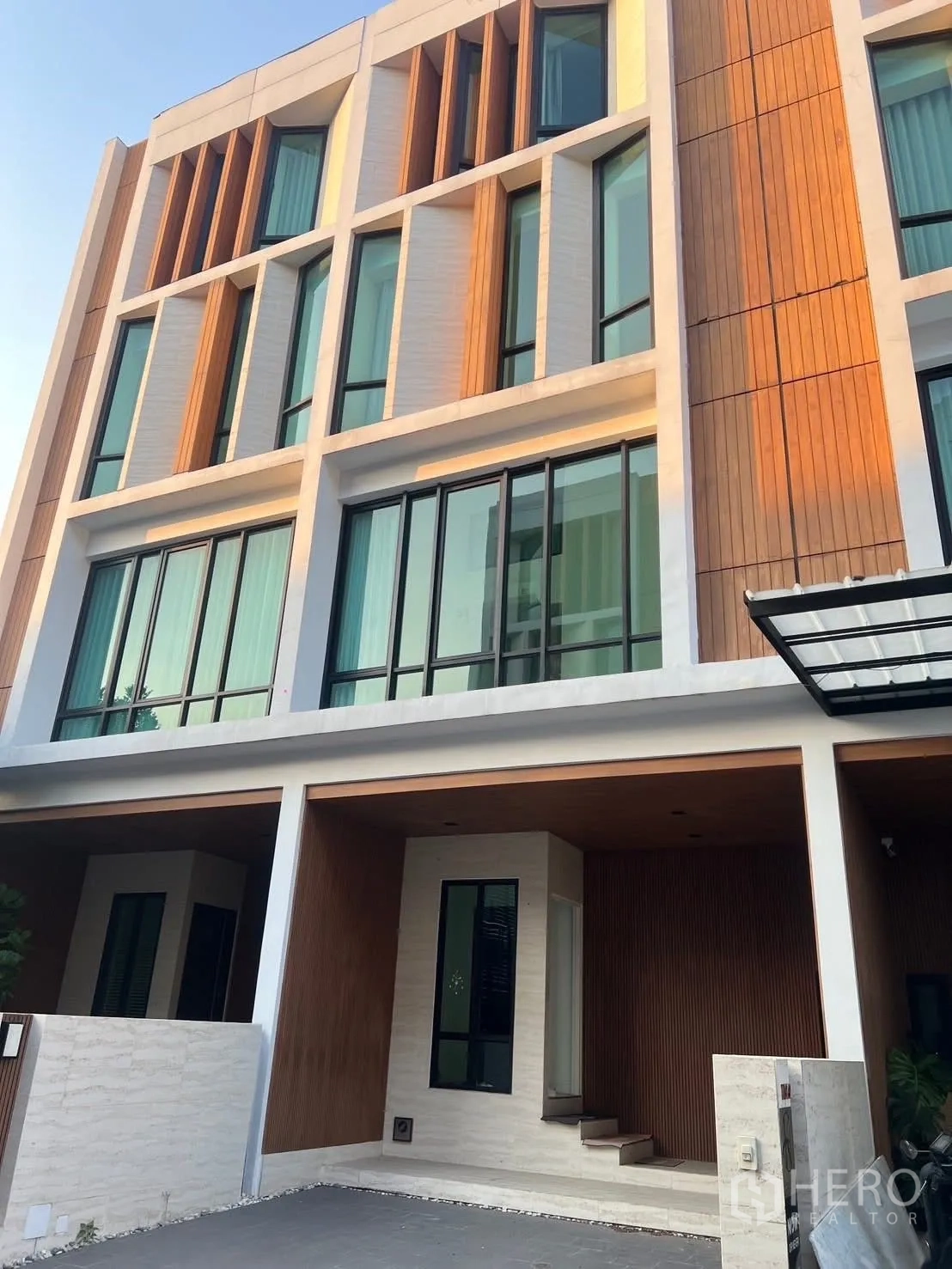 สำนักงานที่บ้าน ให้เช่าในChatuchak, Bangkok - ด้านหน้าโฮมออฟฟิศสไตล์ร่วมสมัยสูงหลายชั้น พร้อมโรงจอดรถส่วนตัว