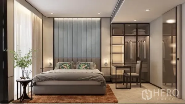 公寓 出租在Watthana, Bangkok - 卧室配软包床头、落地窗，带照明的玻璃衣柜与书桌，简洁大方。