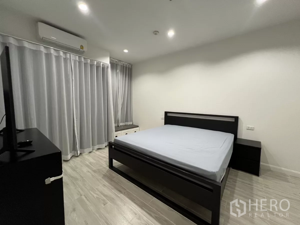 คอนโด ให้เช่าในBang Kapi, Bangkok - ห้องนอนใหญ่ เตียงคู่ ผ้าม่านและแอร์