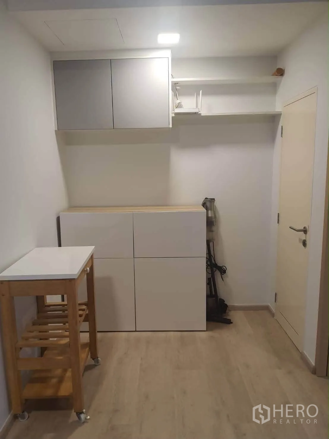 Townhouse for rent in Bang Phli, Samut Prakan - Storage area with built-in cabinets and small rolling island.