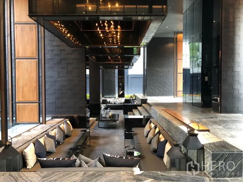 คอนโด ให้เช่าในWatthana, Bangkok - ล็อบบี้หรูที่นั่งแบบซันเคนพร้อมแสงไฟโทนอุ่น