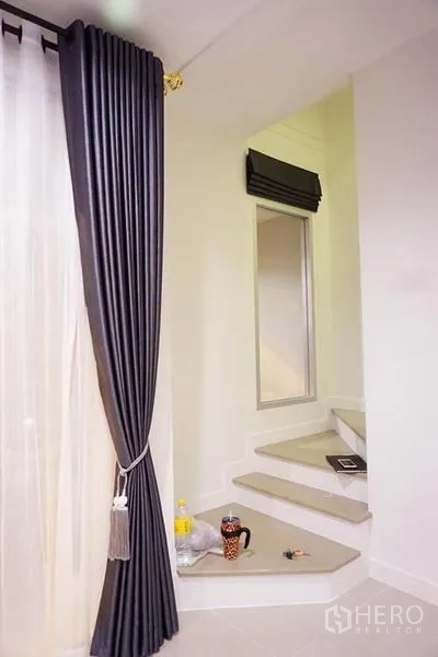 สำนักงานที่บ้าน ให้เช่าหรือขายในBang Khen, Bangkok - บันไดกะทัดรัดขั้นสีอ่อนข้างผ้าม่านสูงและชานพักเล็ก