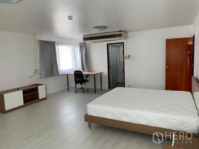 公寓 出租或出售在Watthana, Bangkok - 主卧宽敞，采光充足，设工作区与套内卫浴门。