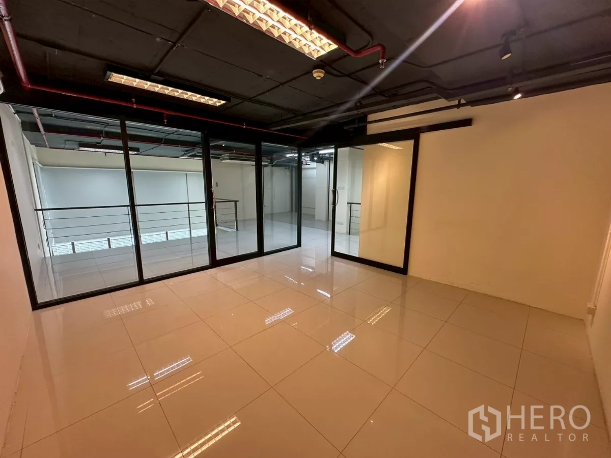 สำนักงาน ให้เช่าในKhlong Toei, Bangkok - ภายในห้องประชุมส่วนตัว ประตูกระจกบานเลื่อน เพดานสีดำ