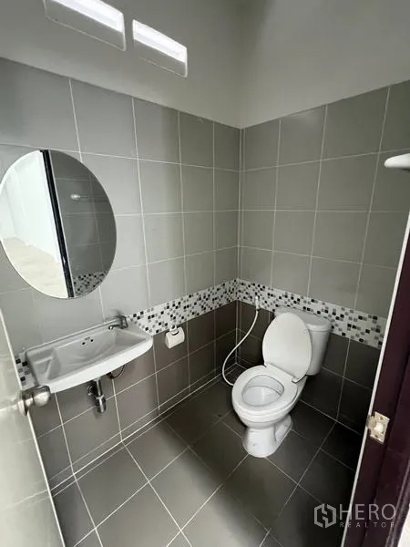 货栈 出租在Phra Samut Chedi, Samut Prakan - 整洁的卫生间，配坐便器、洗手盆、圆镜和墙体通风口。