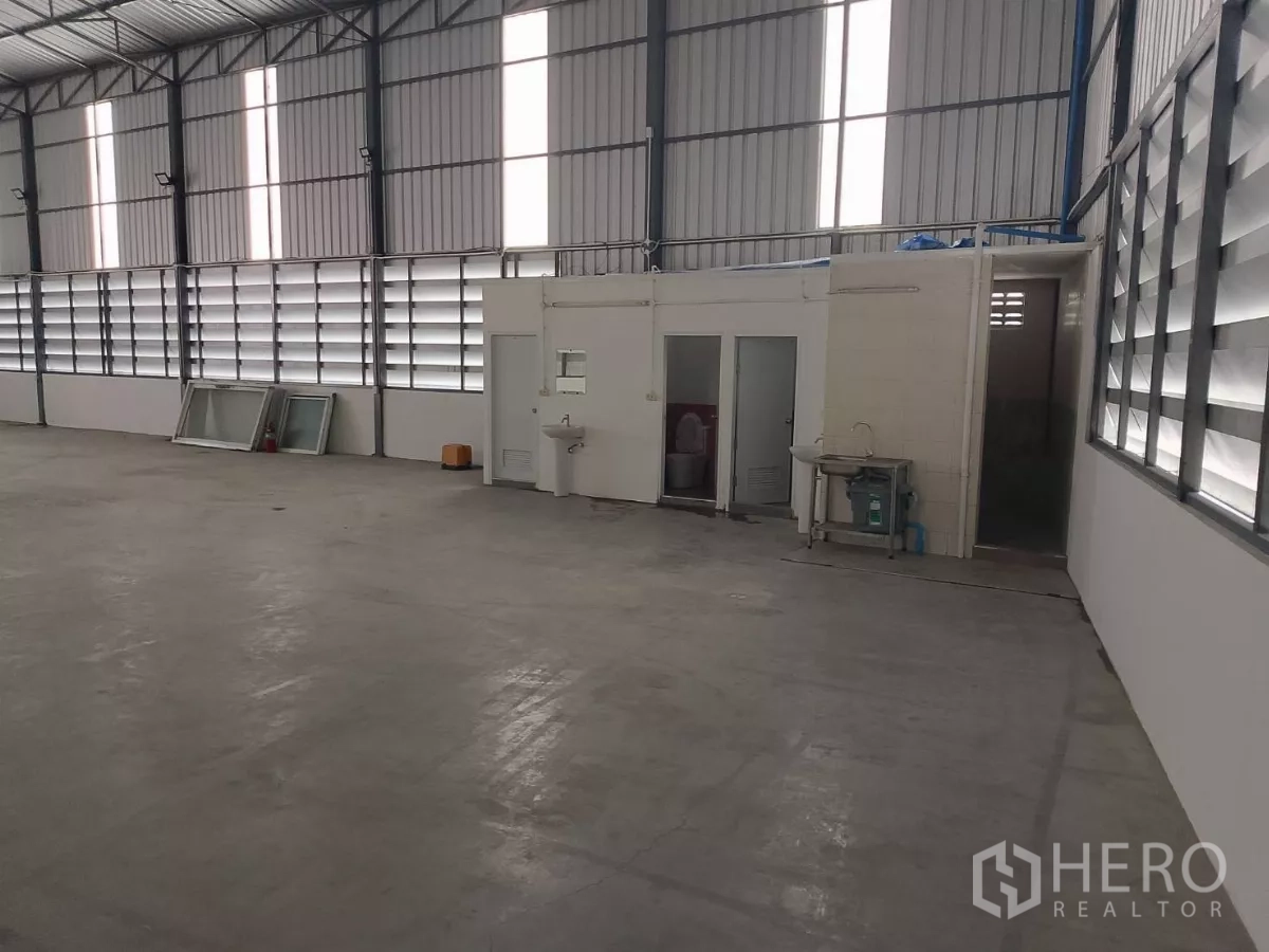 Warehouse for rent in Huai Khwang, Bangkok - Close-up of the internal office block with sinks and restrooms inside the warehouse.