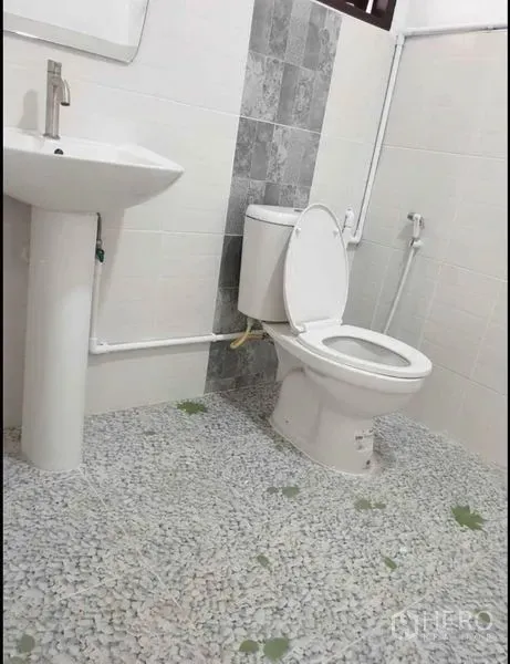 บ้าน ให้เช่าในLat Phrao, Bangkok - ห้องน้ำโทนขาว พร้อมอ่างลอย ชักโครก และพื้นกระเบื้องลายกรวด