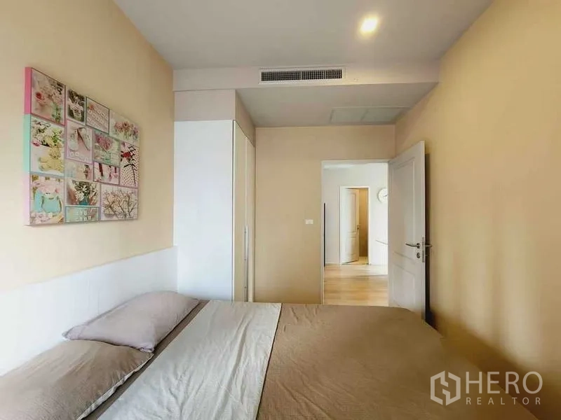 คอนโด ให้เช่าในBangkok - มุมห้องนอนเห็นโถงทางเดิน พื้นไม้สว่าง ตู้เสื้อผ้าบิวท์อิน และช่องแอร์