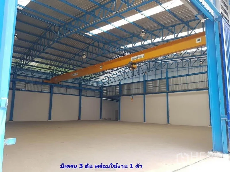 โรงงาน ให้เช่าในSamut Sakhon - ภายในติดตั้งเครนเหนือศีรษะ 3 ตัน ใต้โครงหลังคาเหล็ก