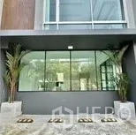 สำนักงานที่บ้าน ให้เช่าในWang Thonglang, Bangkok - หน้าร้านชั้นล่างกระจกเต็มบานพร้อมกระถางต้นไม้กรอบทางเข้า