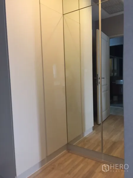 คอนโด ให้เช่าหรือขายในBangkok - ตู้เสื้อผ้าบานกระจกมุมห้อง พื้นไม้ ใกล้ทางเข้าห้องน้ำ