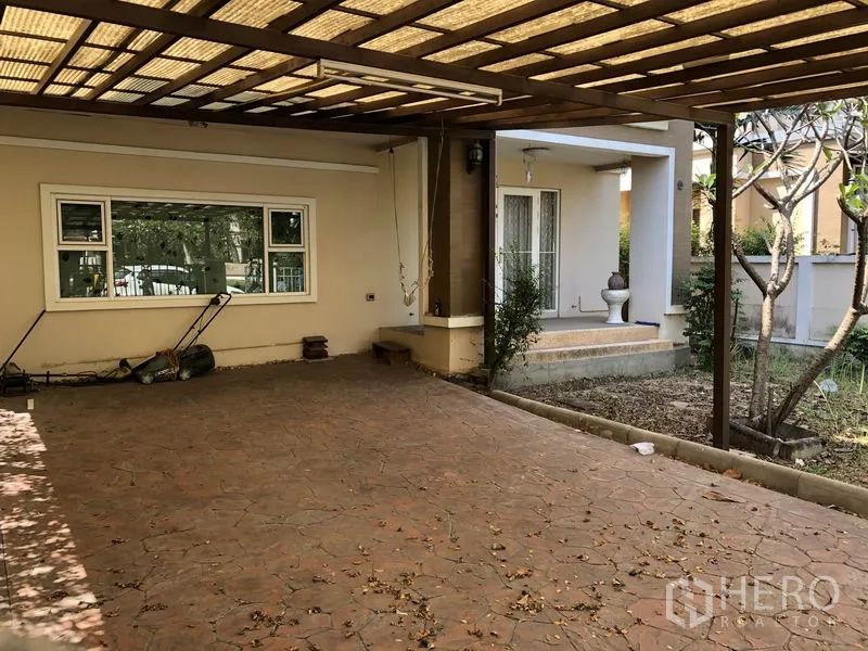 独立式住宅 出租或出售在Bang Kapi, Bangkok - 带顶车棚与前庭花园的独栋住宅外部。