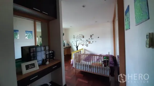 คอนโด ให้เช่าในWatthana, Bangkok - มุมมองจากโถงทางเดินเข้าสู่ห้องนอน พร้อมตู้บิลท์อิน เตียงเด็ก และพื้นไม้โทนอุ่น