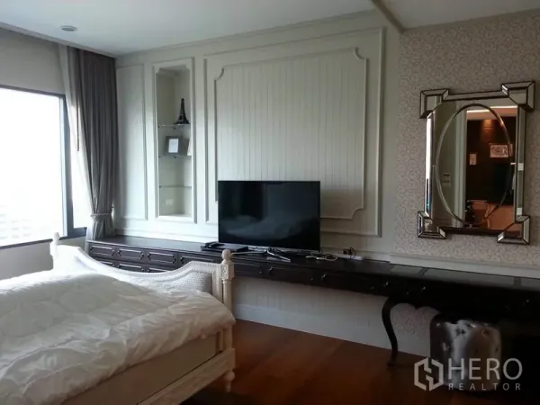 คอนโด ให้เช่าในKhlong Toei, Bangkok - มุมห้องนอนพร้อมชั้นวางทีวียาว กระจกเงาตกแต่ง และหน้าต่างวิวเมือง