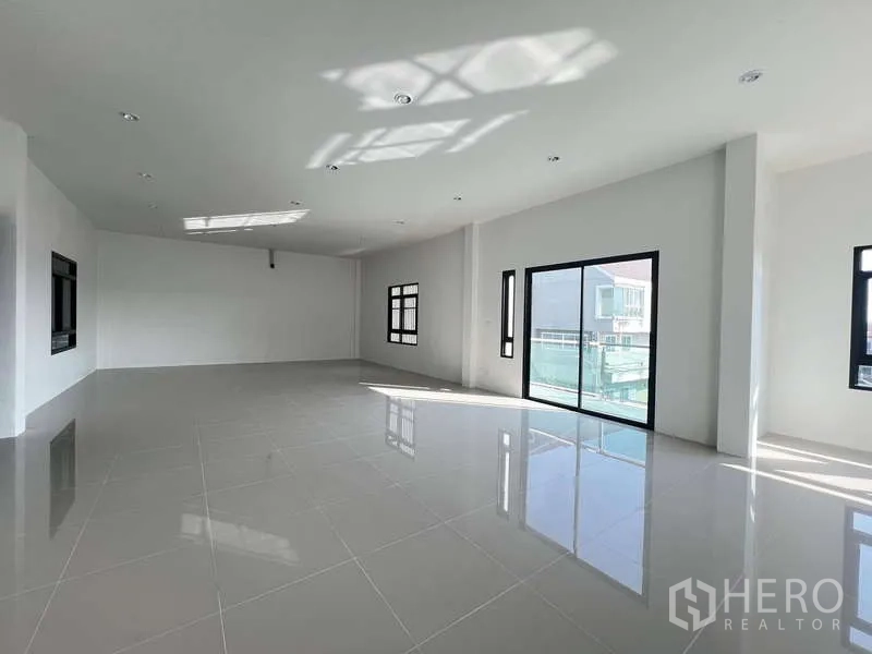 คลังสินค้า ให้เช่าหรือขาย - ชั้นสำนักงานแบบเปิดโล่ง เข้าระเบียงได้ พร้อมหน้าต่างบานกว้างรับแสง