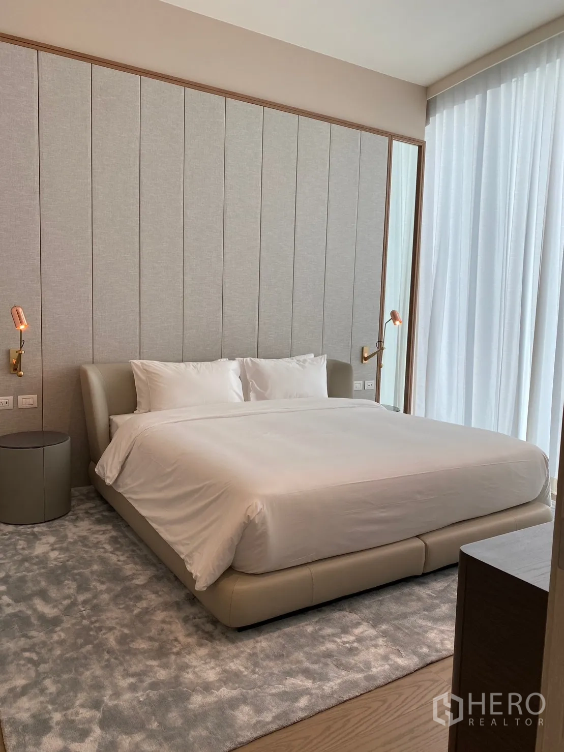 公寓 for rent in Pathum Wan, Bangkok - 优雅卧室，配软包大床、整面背景墙、通高纱帘、柔软地毯与暖色床头壁灯