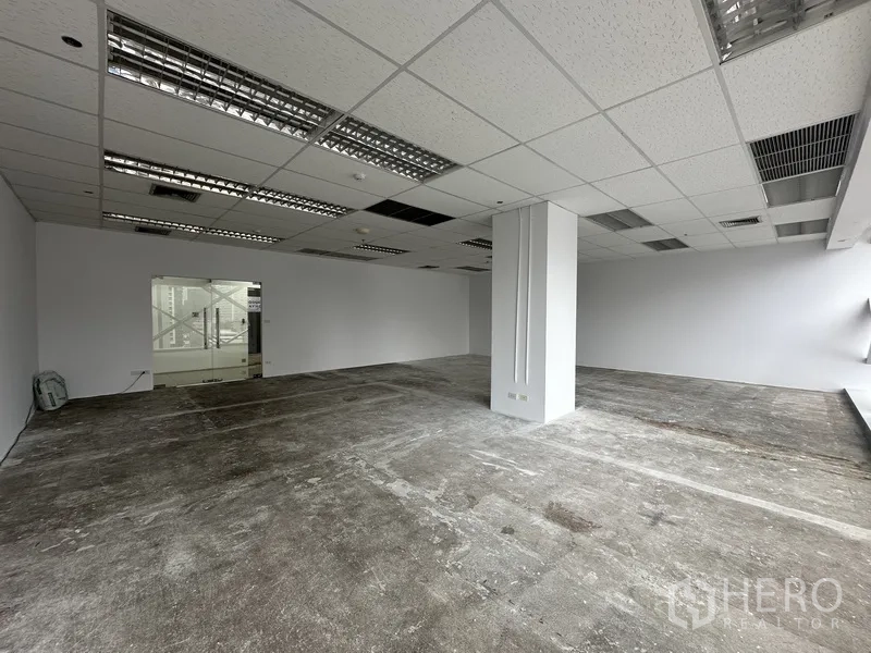 ออฟฟิศ for rent in Watthana, Bangkok - พื้นที่สำนักงานผนังสีขาว เพดานทีบาร์พร้อมไฟ และประตูกระจกทางเข้า