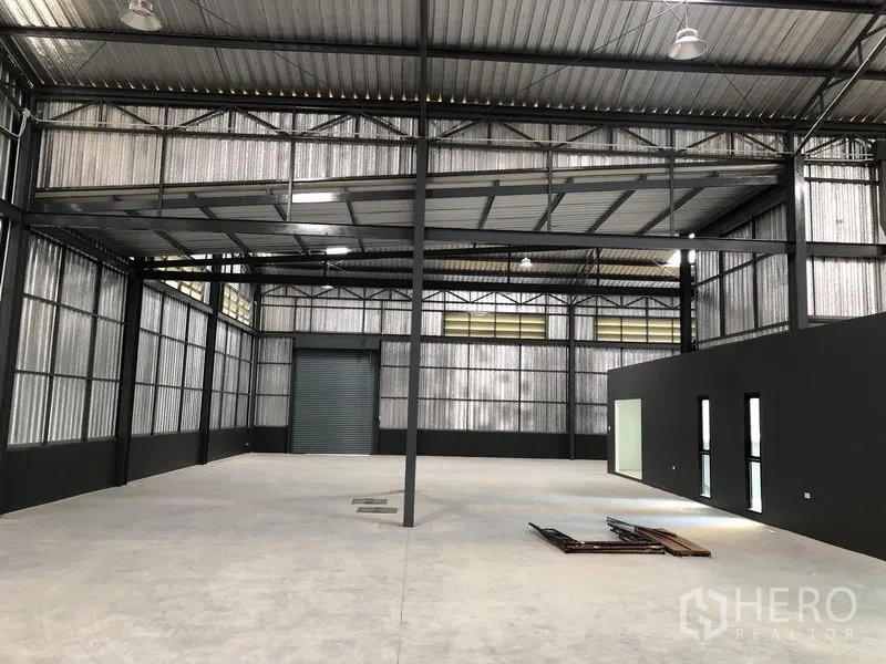 工厂 出租在Bang Yai, Nonthaburi - 大跨距厂房，设夹层平台、通风窗与后部卷闸门。