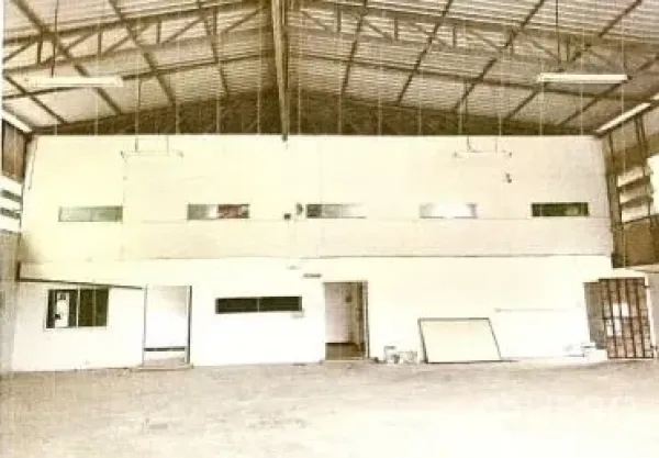 คลังสินค้า ให้เช่าในLat Phrao, Bangkok - มุมมองภายในพร้อมห้องออฟฟิศก่อสร้างในตัวชิดผนัง และพื้นที่ทำงานโล่ง