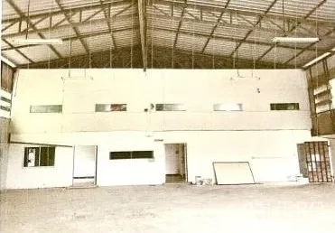 คลังสินค้า ให้เช่าในLat Phrao, Bangkok - มุมมองภายในพร้อมห้องออฟฟิศก่อสร้างในตัวชิดผนัง และพื้นที่ทำงานโล่ง