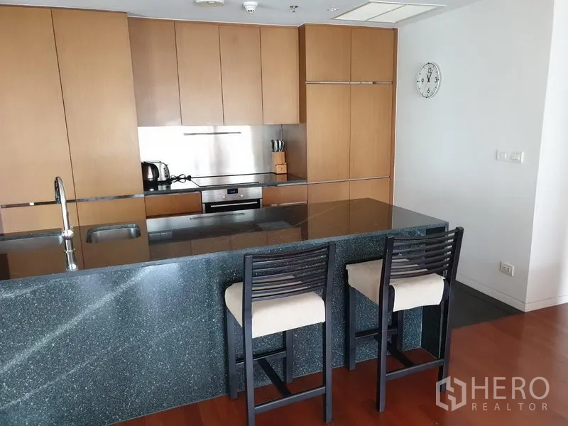 คอนโด ให้เช่าในPathum Wan, Bangkok - ครัวเปิดสมัยใหม่ ไอส์แลนด์ท็อปหิน ตู้ไม้ และเครื่องใช้ไฟฟ้าบิวท์อิน