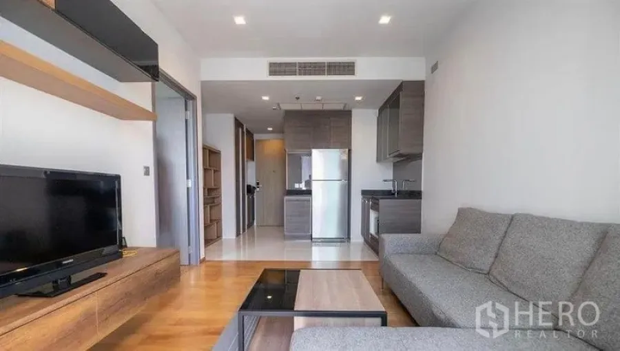 公寓 出租或出售在Khlong Toei, Bangkok - 开放客厅，内置电视柜与全套厨房，配不锈钢冰箱