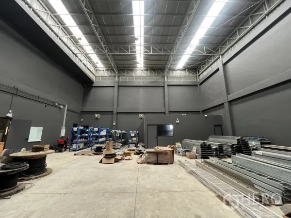 คลังสินค้า ขายในLat Krabang, Bangkok - ฮอลล์โกดังกว้าง มีชั้นวางเหล็กและไฟแถบสว่าง.