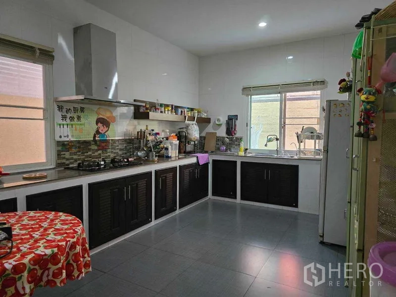 ที่ดิน ขาย - ครัวไทยขนาดใหญ่ ตู้บิวท์อิน เตาแก๊ส และหน้าต่างสองด้าน