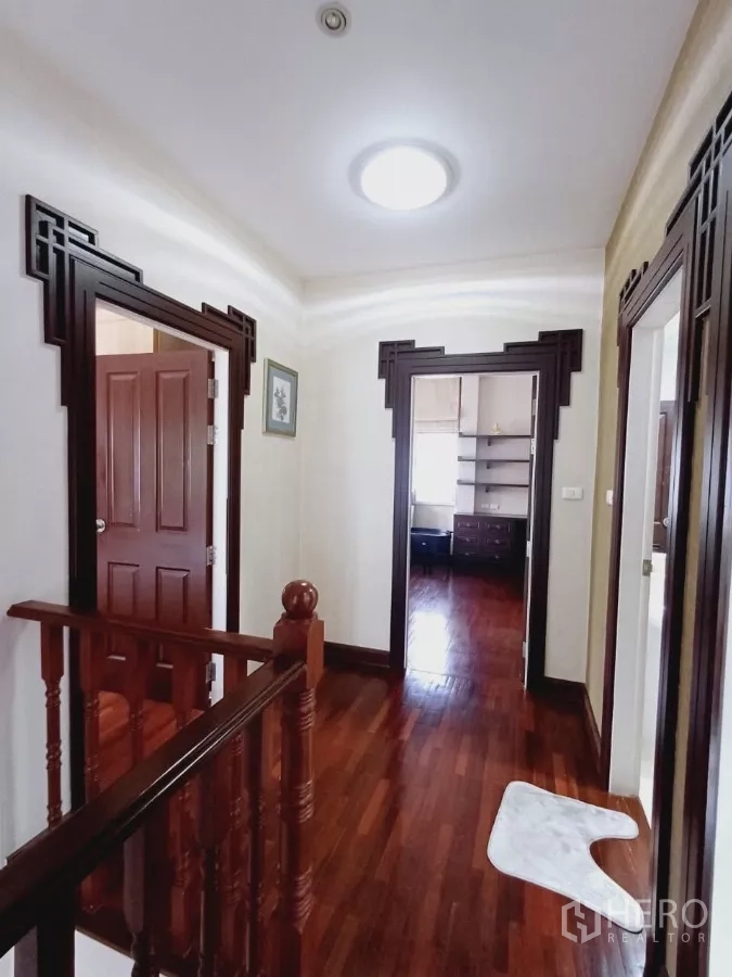 独立式住宅 出租或出售在Mueang Nonthaburi, Nonthaburi - 二层走廊与平台，木地板和吸顶灯。