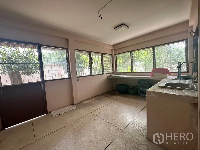 บ้าน ขายในPhra Khanong, Bangkok - ครัวปิดสว่าง มีหน้าต่างยาว อ่างล้าง และพื้นที่เคาน์เตอร์