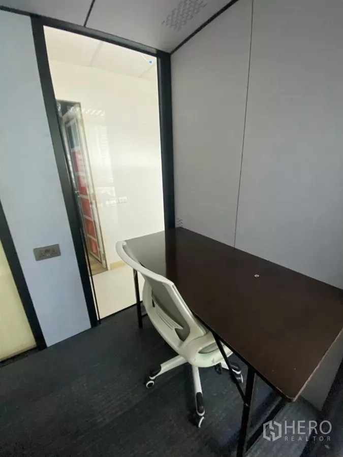 สำนักงาน ให้เช่าในWatthana, Bangkok - ห้องทำงานส่วนตัวขนาดเล็ก โต๊ะสีเข้มกับเก้าอี้ตามสรีระสีขาว