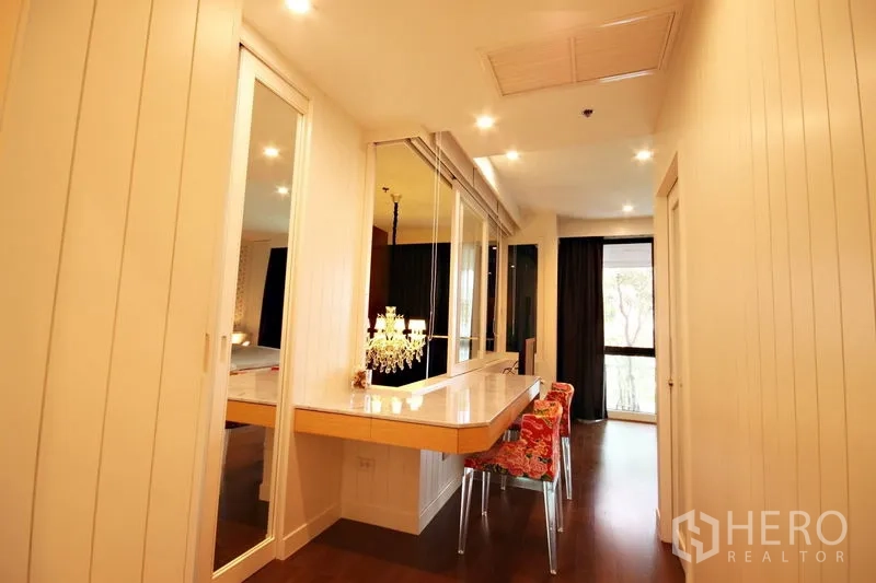 คอนโด ให้เช่าหรือขายในKhlong Toei, Bangkok - โซนแต่งตัวมีตู้เสื้อผ้าบานกระจก โคมไฟระย้า และโต๊ะเครื่องแป้งบิลต์อิน