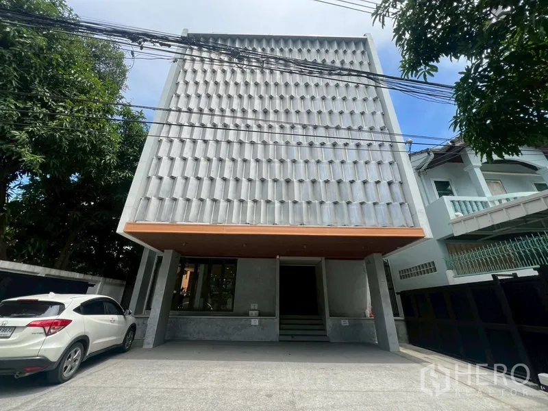 带办公室的家 出租或出售在Phra Khanong, Bangkok - 现代3.5层家庭办公楼外立面，带大门车道与停车位