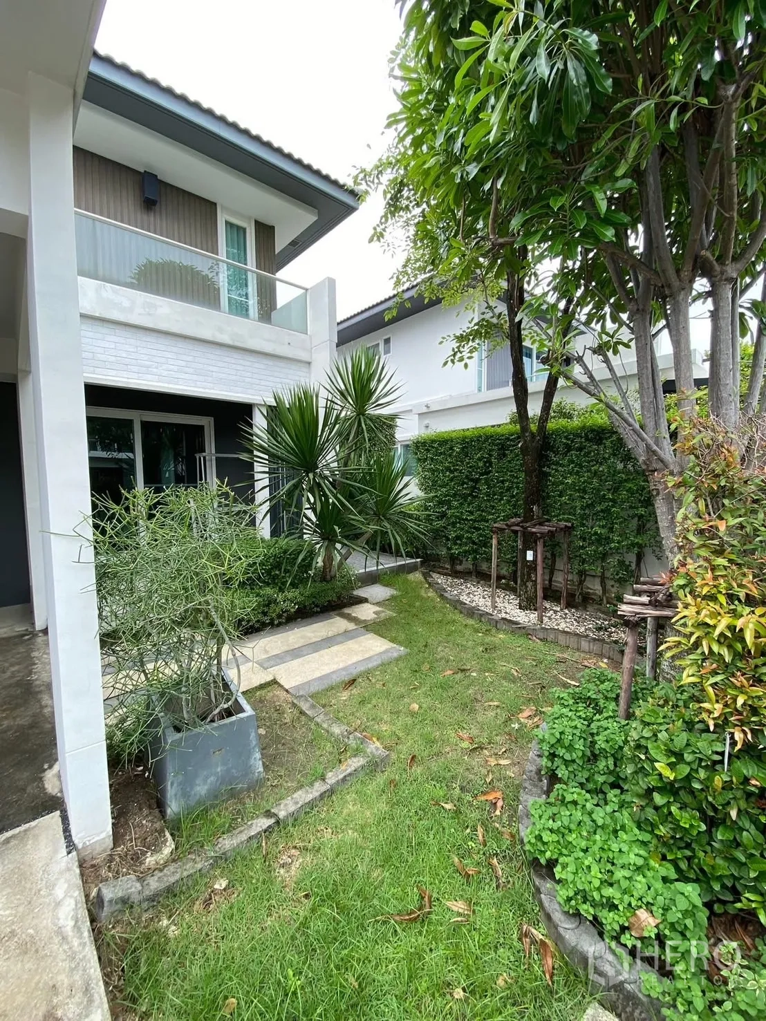 บ้าน ให้เช่าในPrawet, Bangkok - สวนส่วนตัว มีสนามหญ้า ต้นไม้ และทางเดินแผ่นทาง