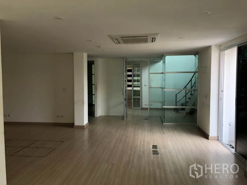 สำนักงานที่บ้าน ให้เช่าในWang Thonglang, Bangkok - พื้นที่ทำงานเปิดโล่ง พื้นไม้ ผนังกระจกและบันไดหลังผนังกั้น