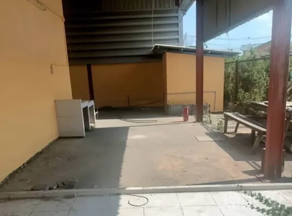 คลังสินค้า ให้เช่าในPathum Thani - ลานด้านข้างมีหลังคา พร้อมอ่างล้างมือ ห้องเก็บของ และถังดับเพลิง.