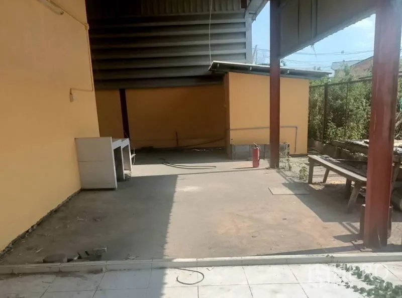 คลังสินค้า ให้เช่าในPathum Thani - ลานด้านข้างมีหลังคา พร้อมอ่างล้างมือ ห้องเก็บของ และถังดับเพลิง.