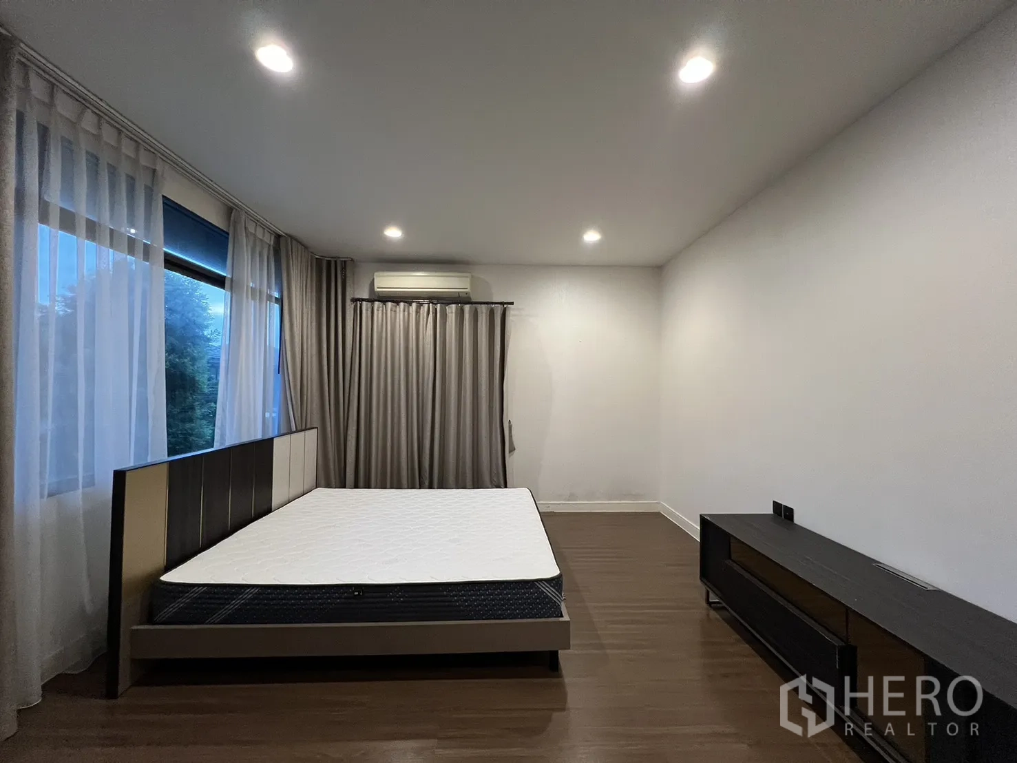 บ้าน ให้เช่าหรือขายในBang Kapi, Bangkok - โถงห้องนอนใหญ่ไปยังระเบียงและประตูห้องน้ำ