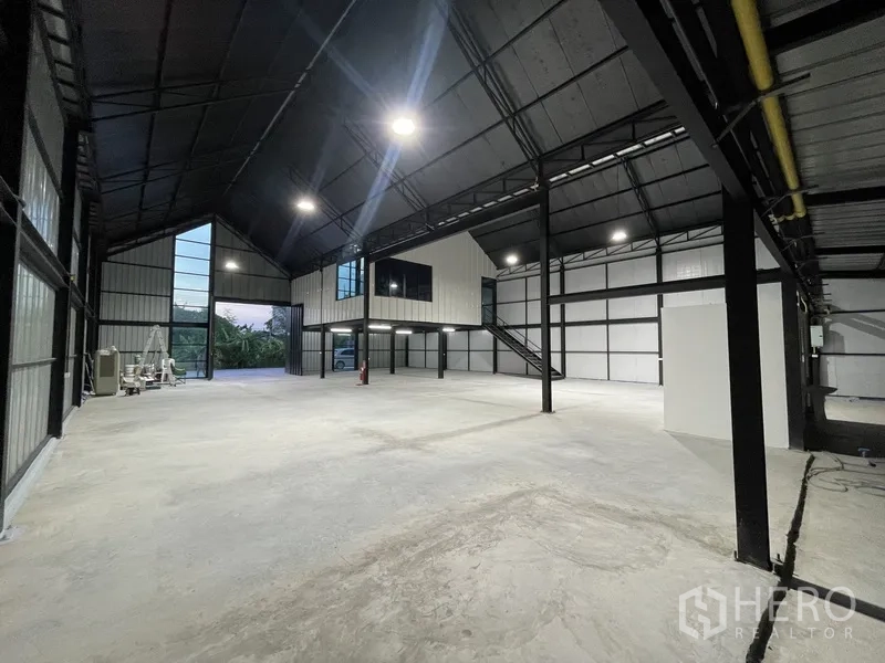 货栈 出租在Bueng Kum, Bangkok - 双层挑高仓库大厅，带玻璃外墙的夹层办公室与宽敞出入口。