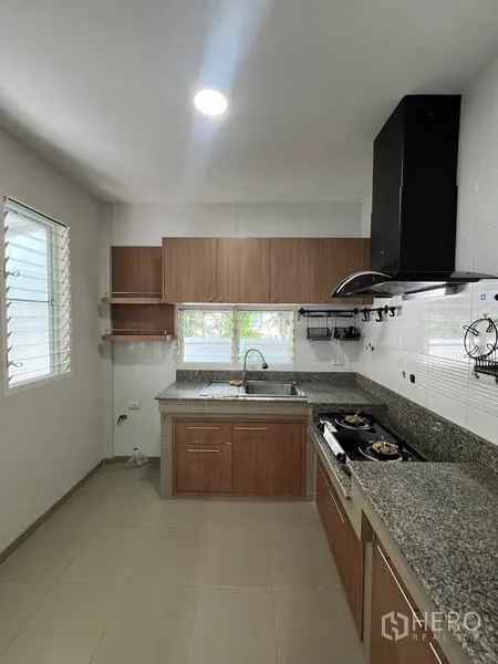 บ้าน ให้เช่าในBang Kapi, Bangkok - ครัวไทยมุมมองอีกด้าน พร้อมหน้าต่างคู่และตู้เก็บของจำนวนมาก