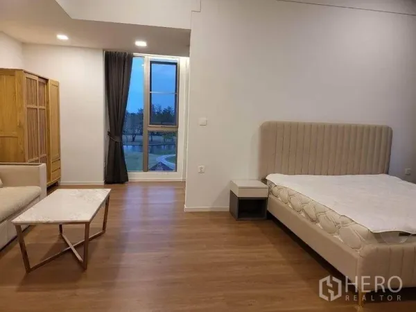 บ้าน ให้เช่าในSaphan Sung, Bangkok - ห้องนอนกว้าง พื้นไม้ เตียงบุนุ่ม โซฟาและโต๊ะกลางหินอ่อน มองออกสู่หน้าต่างบานสูงวิวสวน