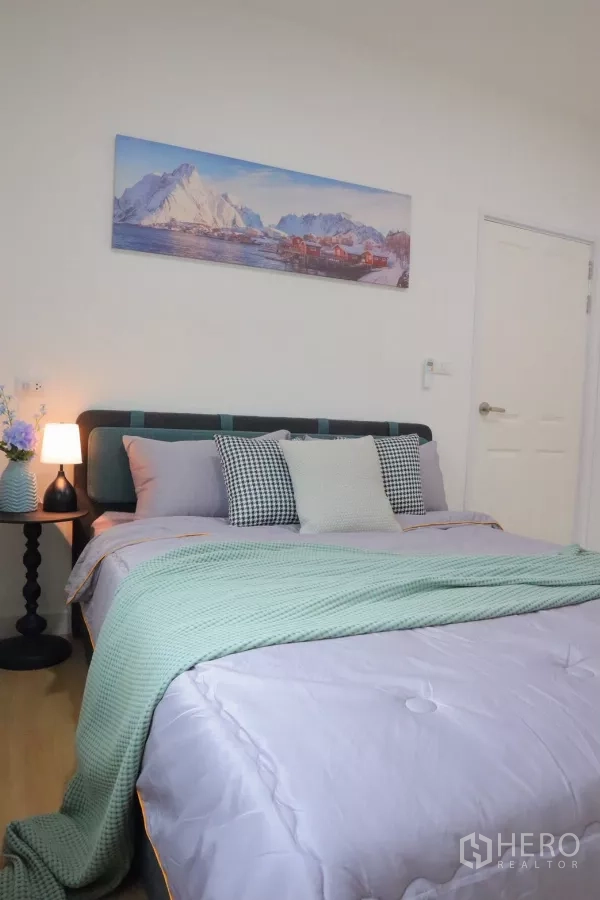 Detached House for rent in Bang Phli, Samut Prakan - Guest bedroom with double bed, soft bedding and landscape wall art.