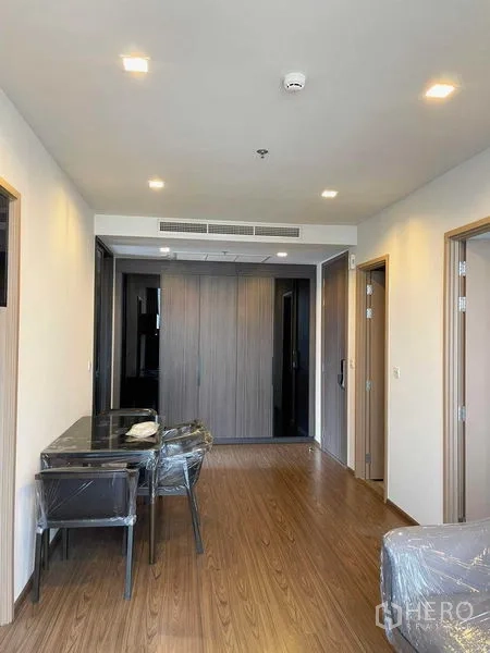 คอนโด ขายในWatthana, Bangkok - มุมรับประทานอาหารหันหน้าไปยังตู้เสื้อผ้าบิลท์อินและประตูห้องนอนสองห้อง