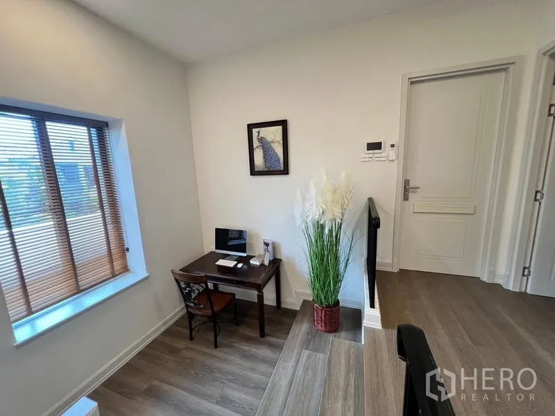 บ้าน ให้เช่าหรือขายในSaphan Sung, Bangkok - มุมทำงานข้างชานบันได มีโต๊ะ หน้าต่าง และรูปแขวนผนัง